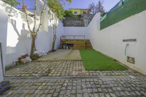 Moradia T4+1 em Campolide - Com Piscina e em Renovação Total com Conforto e Elegância