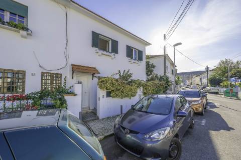 Moradia T4+1 em Campolide - Com Piscina e em Renovação Total com Conforto e Elegância