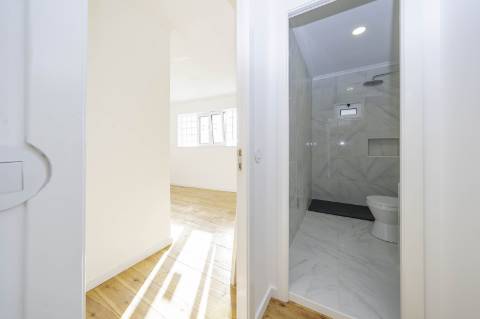 Moradia T4+1 em Campolide - Com Piscina e em Renovação Total com Conforto e Elegância