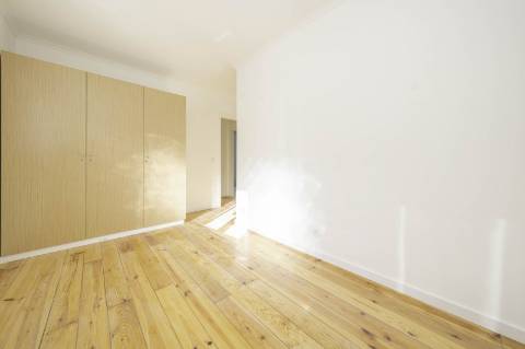 Moradia T4+1 em Campolide - Com Piscina e em Renovação Total com Conforto e Elegância