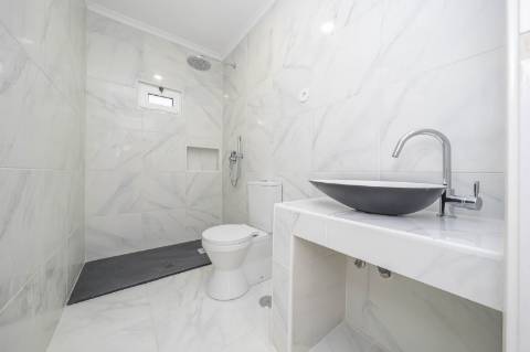 Moradia T4+1 em Campolide - Com Piscina e em Renovação Total com Conforto e Elegância