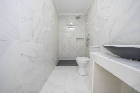 Moradia T4+1 em Campolide - Com Piscina e em Renovação Total com Conforto e Elegância