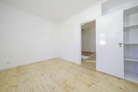 Moradia T4+1 em Campolide - Com Piscina e em Renovação Total com Conforto e Elegância