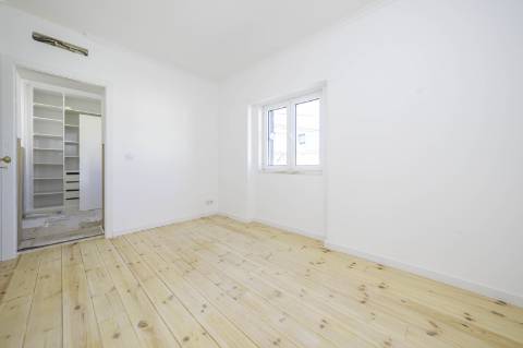 Moradia T4+1 em Campolide - Com Piscina e em Renovação Total com Conforto e Elegância