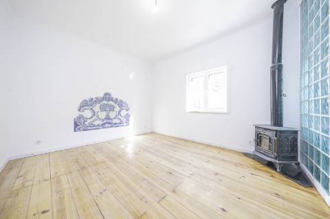 Moradia T4+1 em Campolide - Com Piscina e em Renovação Total com Conforto e Elegância