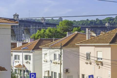 Moradia T4+1 em Campolide - Com Piscina e em Renovação Total com Conforto e Elegância