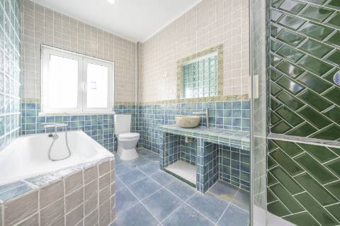 Moradia T4+1 em Campolide - Com Piscina e em Renovação Total com Conforto e Elegância