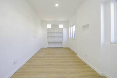 Moradia T4+1 em Campolide - Com Piscina e em Renovação Total com Conforto e Elegância