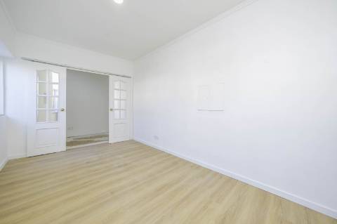 Moradia T4+1 em Campolide - Com Piscina e em Renovação Total com Conforto e Elegância