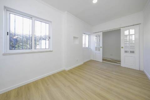 Moradia T4+1 em Campolide - Com Piscina e em Renovação Total com Conforto e Elegância