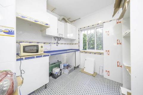 Moradia T4+1 em Campolide - Com Piscina e em Renovação Total com Conforto e Elegância