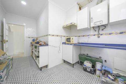 Moradia T4+1 em Campolide - Com Piscina e em Renovação Total com Conforto e Elegância