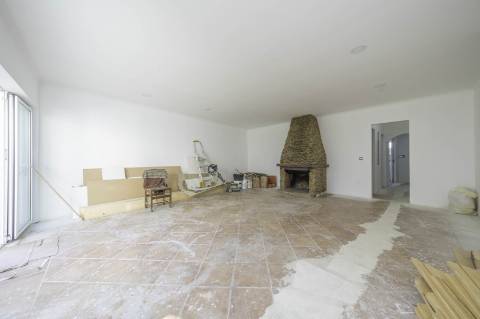 Moradia T4+1 em Campolide - Com Piscina e em Renovação Total com Conforto e Elegância