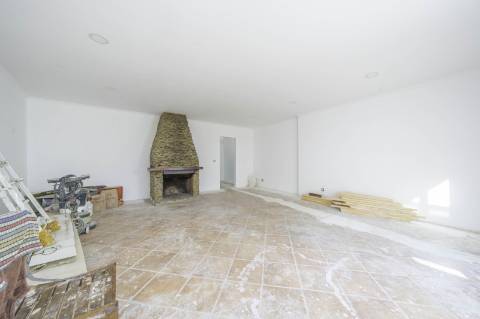 Moradia T4+1 em Campolide - Com Piscina e em Renovação Total com Conforto e Elegância