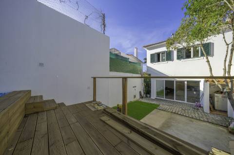 Moradia T4+1 em Campolide - Com Piscina e em Renovação Total com Conforto e Elegância