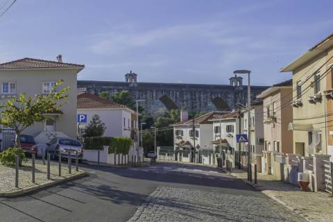 Moradia T4+1 em Campolide - Com Piscina e em Renovação Total com Conforto e Elegância