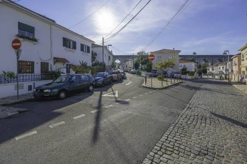 Moradia T4+1 em Campolide - Com Piscina e em Renovação Total com Conforto e Elegância