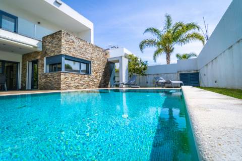 Moradia Moderna Apenas a 10 Minutos das Praias da Costa e da Fonte da Telha