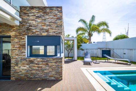 Moradia Moderna Apenas a 10 Minutos das Praias da Costa e da Fonte da Telha