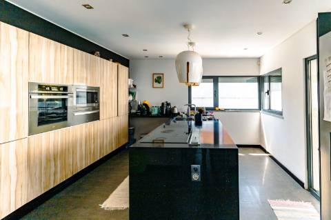 Moradia Moderna Apenas a 10 Minutos das Praias da Costa e da Fonte da Telha