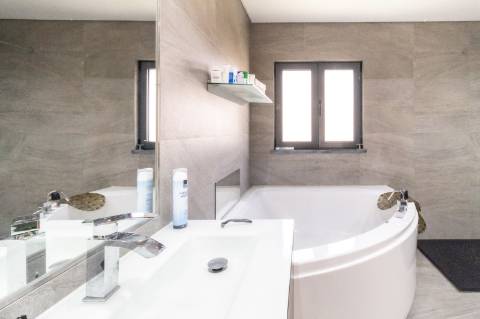 Moradia Moderna Apenas a 10 Minutos das Praias da Costa e da Fonte da Telha