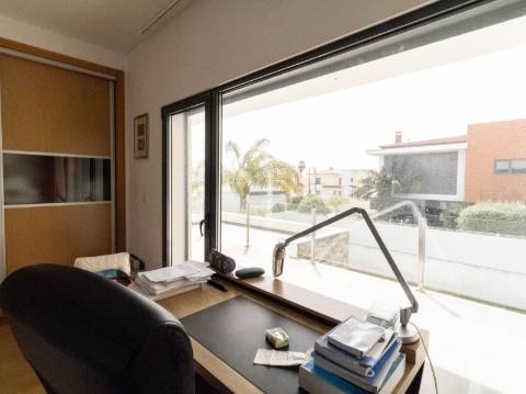 Moradia Moderna Apenas a 10 Minutos das Praias da Costa e da Fonte da Telha