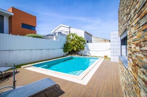 Moradia Moderna Apenas a 10 Minutos das Praias da Costa e da Fonte da Telha