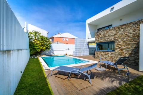 Moradia Moderna Apenas a 10 Minutos das Praias da Costa e da Fonte da Telha