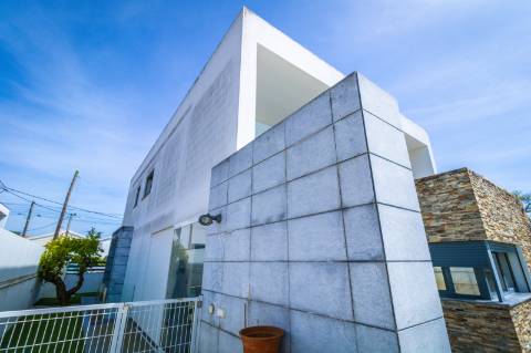 Moradia Moderna Apenas a 10 Minutos das Praias da Costa e da Fonte da Telha