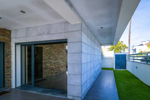 Moradia Moderna Apenas a 10 Minutos das Praias da Costa e da Fonte da Telha