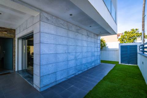 Moradia Moderna Apenas a 10 Minutos das Praias da Costa e da Fonte da Telha