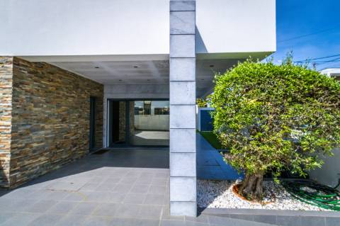 Moradia Moderna Apenas a 10 Minutos das Praias da Costa e da Fonte da Telha