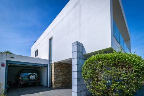 Moradia Moderna Apenas a 10 Minutos das Praias da Costa e da Fonte da Telha