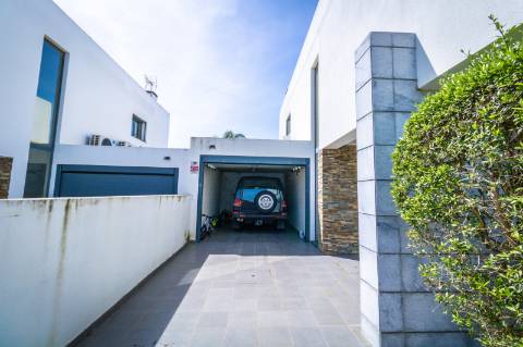 Moradia Moderna Apenas a 10 Minutos das Praias da Costa e da Fonte da Telha