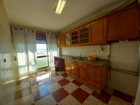 | Apartamento T3 com Vista Rio no Barreiro | Localização Privilegiada |