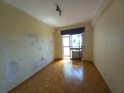 | Apartamento T3 com Vista Rio no Barreiro | Localização Privilegiada |