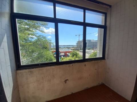 | Apartamento T3 com Vista Rio no Barreiro | Localização Privilegiada |