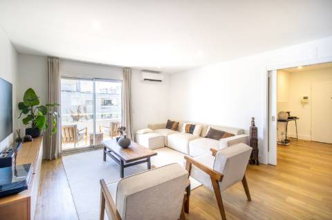 Apartamento de Luxo T2 | 180m² | Avenida Gago Coutinho | 2 Varandas | Box para 2 carros