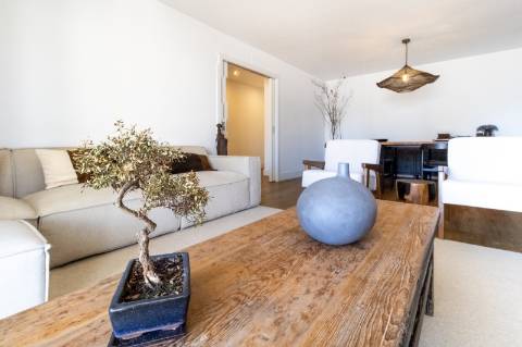 Apartamento de Luxo T2 | 180m² | Avenida Gago Coutinho | 2 Varandas | Box para 2 carros