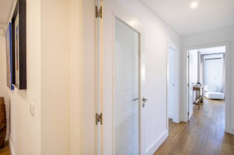 Apartamento de Luxo T2 | 180m² | Avenida Gago Coutinho | 2 Varandas | Box para 2 carros