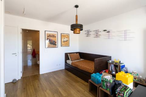 Apartamento de Luxo T2 | 180m² | Avenida Gago Coutinho | 2 Varandas | Box para 2 carros