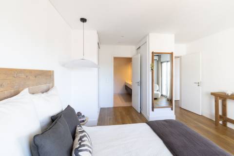 Apartamento de Luxo T2 | 180m² | Avenida Gago Coutinho | 2 Varandas | Box para 2 carros