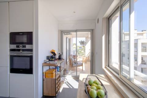 Apartamento de Luxo T2 | 180m² | Avenida Gago Coutinho | 2 Varandas | Box para 2 carros