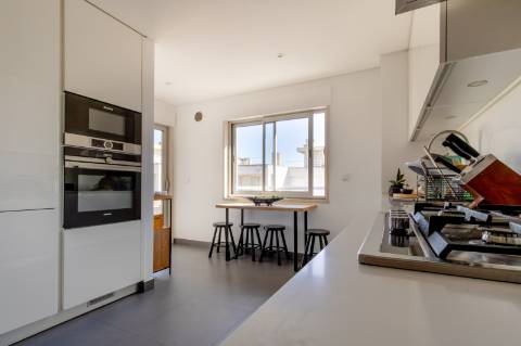 Apartamento de Luxo T2 | 180m² | Avenida Gago Coutinho | 2 Varandas | Box para 2 carros