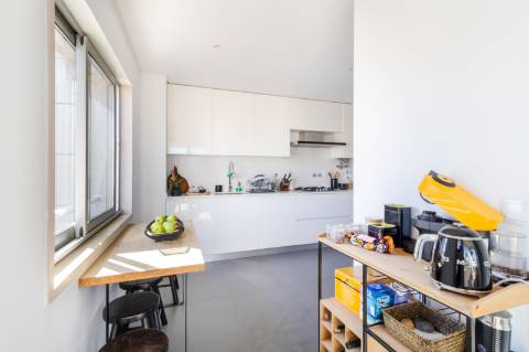 Apartamento de Luxo T2 | 180m² | Avenida Gago Coutinho | 2 Varandas | Box para 2 carros