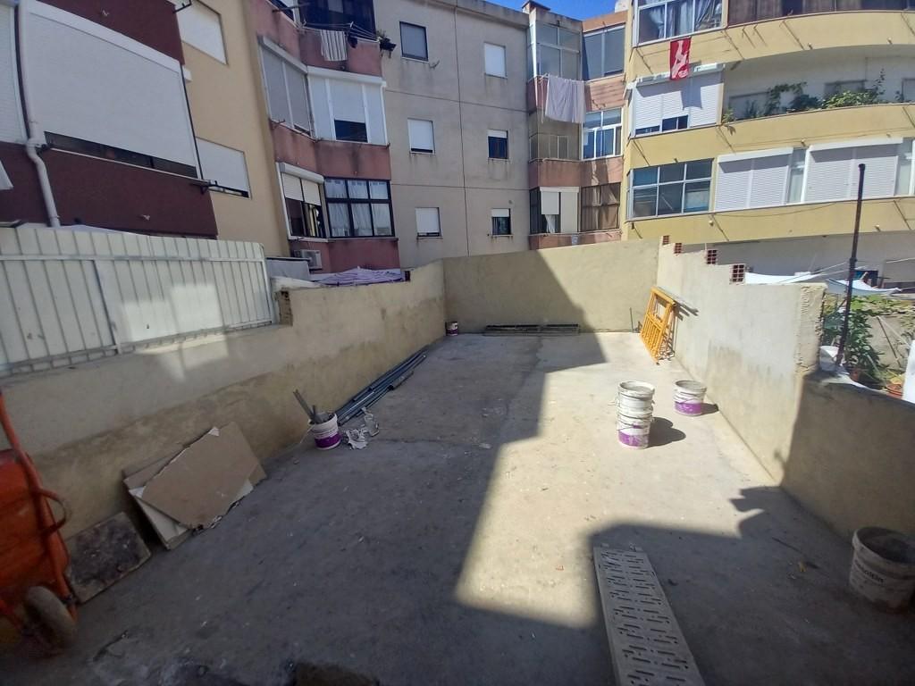 Apartamento T1 com Logradouro de 60m² | Remodelado | Centro da Baixa da Banheira