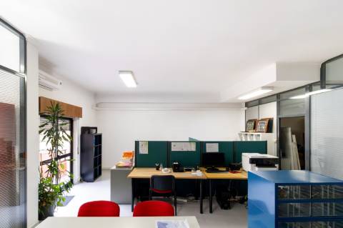 Loja com 2 Frentes e Potencial de Habitação | 125m² no Centro de Alfragide