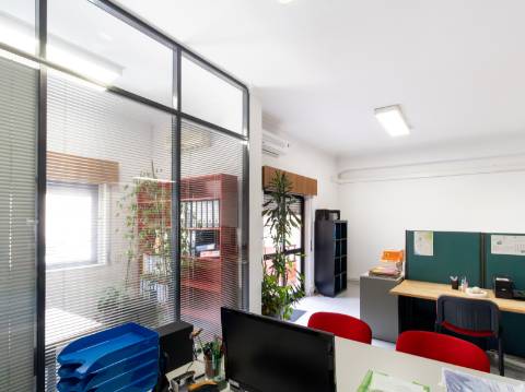 Loja com 2 Frentes e Potencial de Habitação | 125m² no Centro de Alfragide