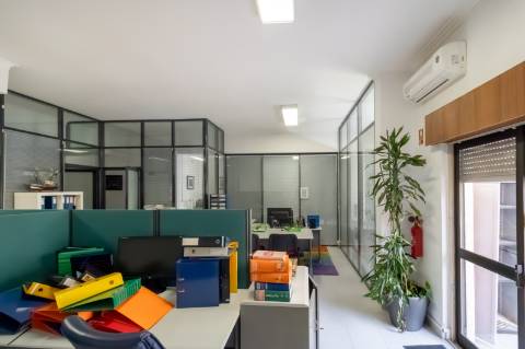 Loja com 2 Frentes e Potencial de Habitação | 125m² no Centro de Alfragide