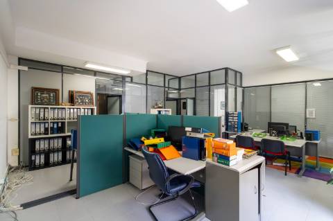 Loja com 2 Frentes e Potencial de Habitação | 125m² no Centro de Alfragide